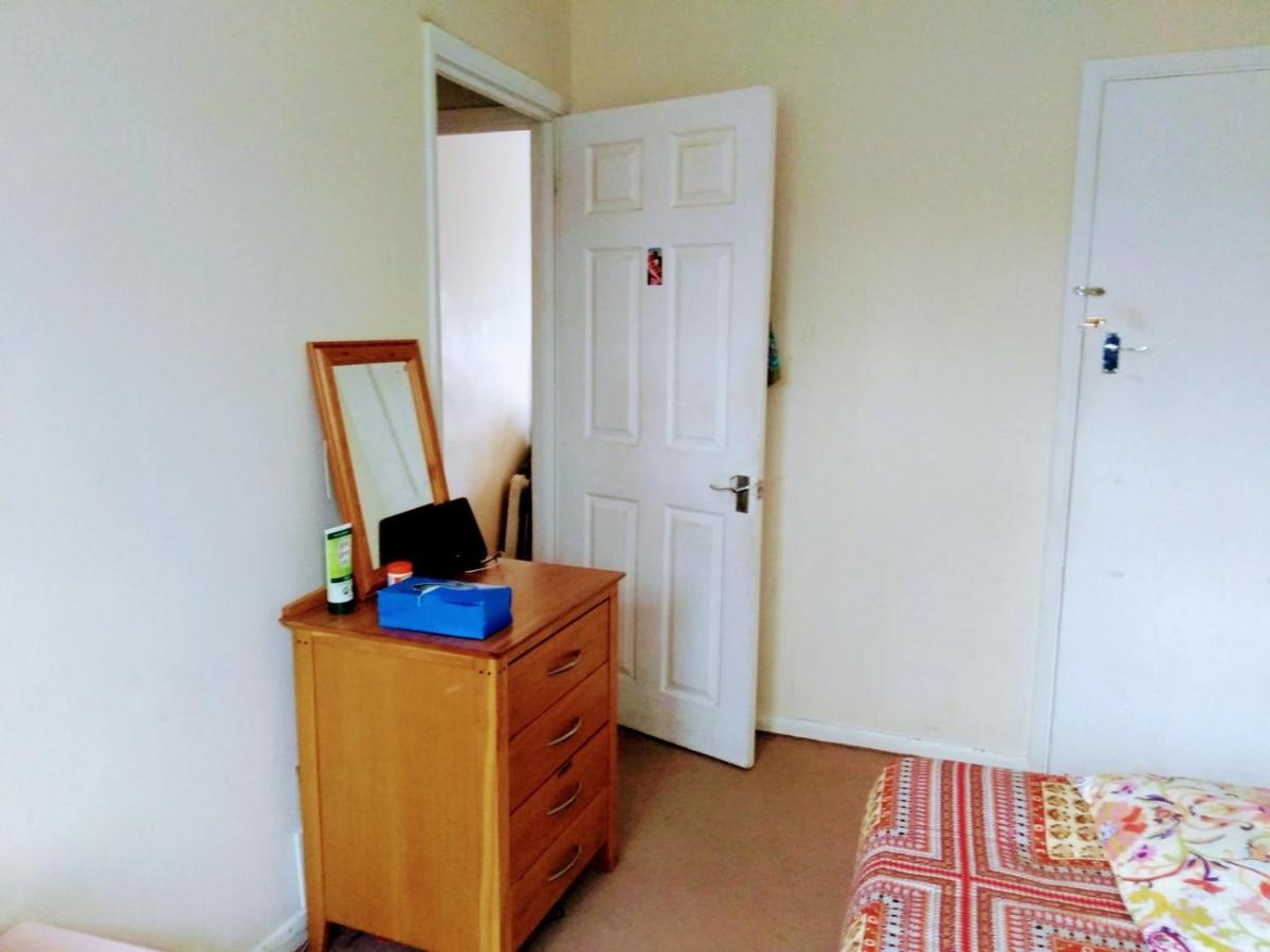 Comfortable Double Bedroom In London Hornchurch ภายนอก รูปภาพ
